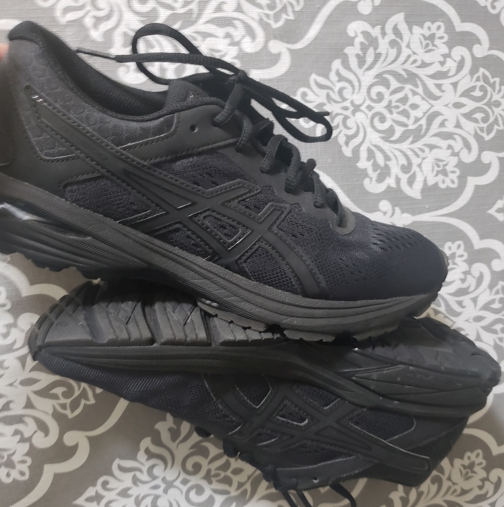 Asics Black size 8 (almost new)